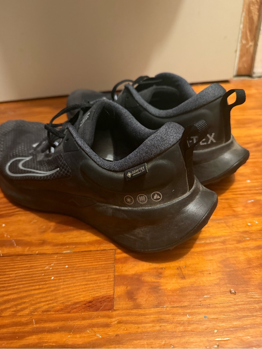 Nike Men’s Black Athletic Sneakers with Silver Swoosh - Picture 3 of 6